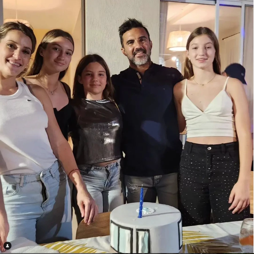 Indiana, Allegra y Sienna posan con su papá y Mica Viciconte en el cumpleaños del ex jugador de Vélez.