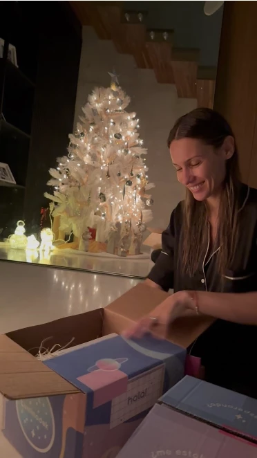 Pampita en el rincón navideño de su casa