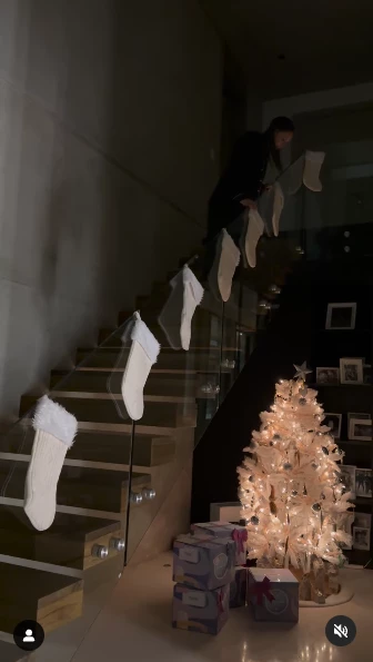 Pampita en el rincón navideño de su casa