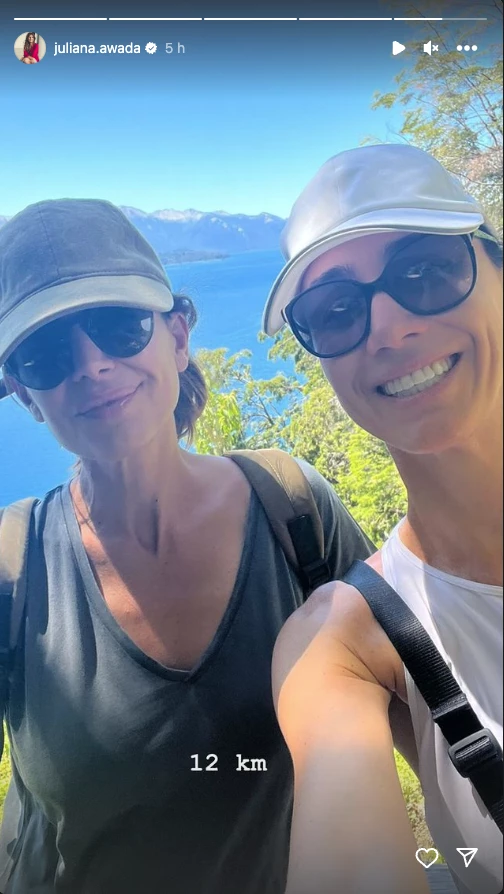 Juliana Awada y una amiga en la Patagonia: hicieron una caminata de 12 km.