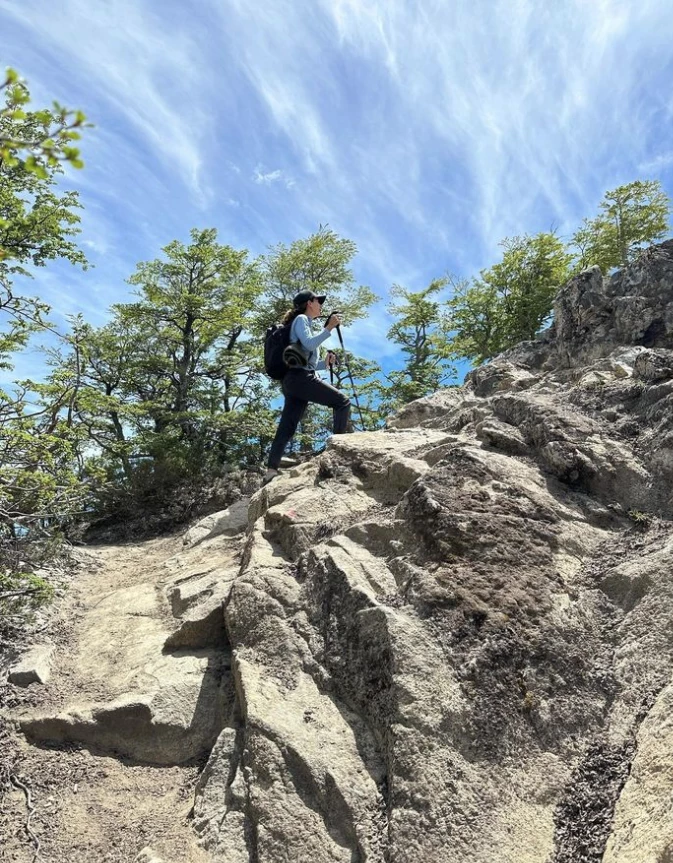 Juliana Awada haciendo trekking en la Patagonia, con amigos