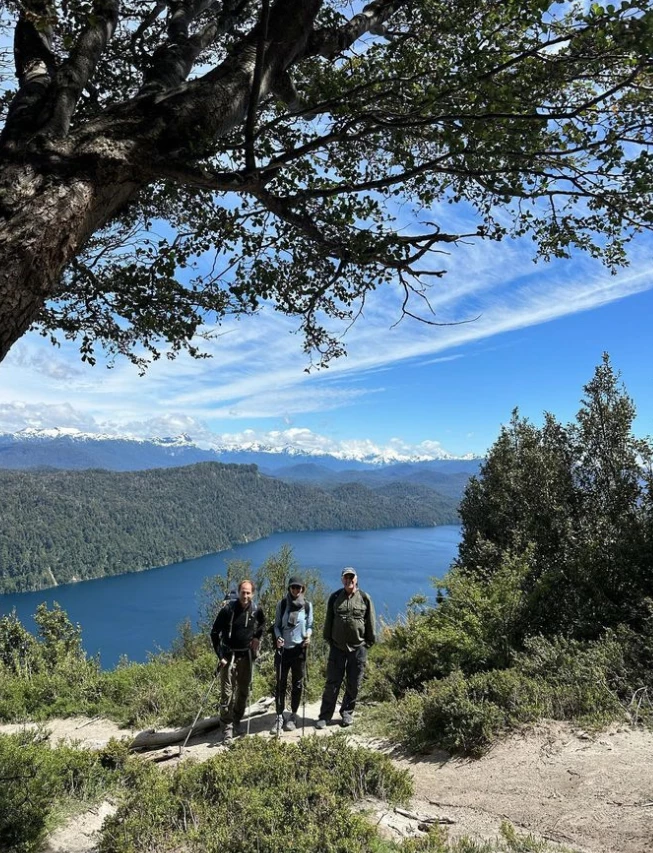Juliana Awada haciendo trekking en la Patagonia , con amigos