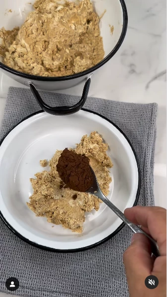 Santiago Giorgini preparando turrón de pasta de maní y chocolate.