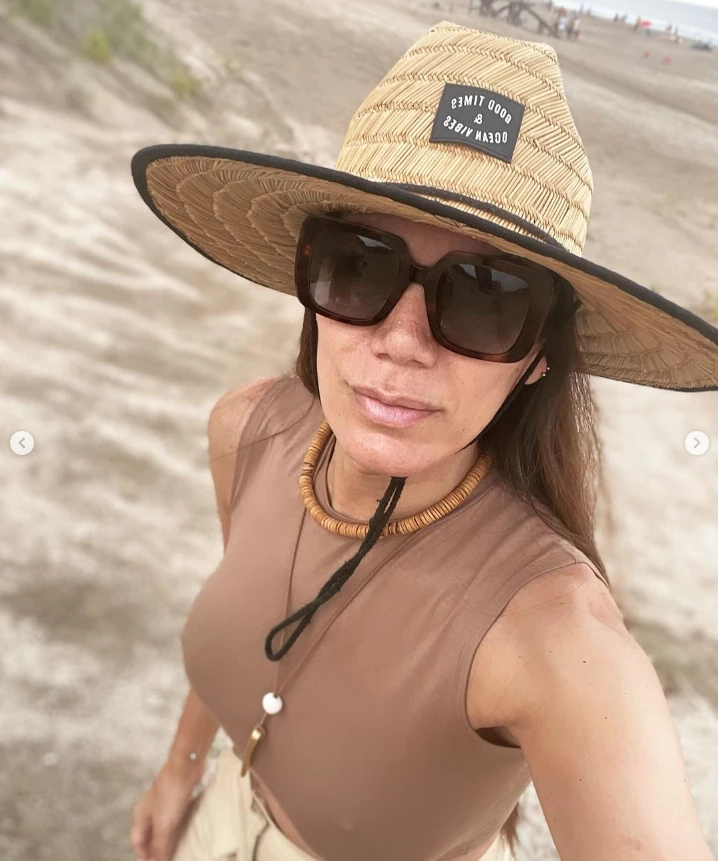 El look fashionista de Flor de la V para llegar a la playa