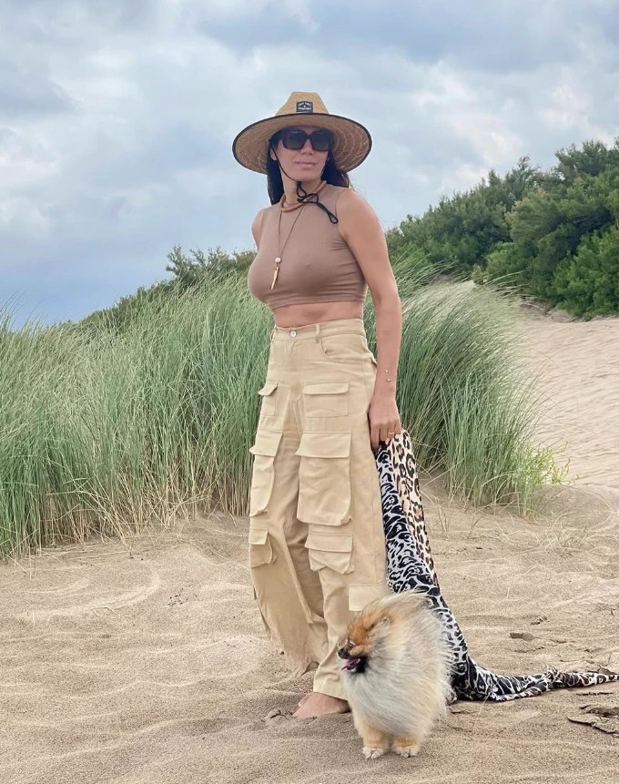 El look fashionista de Flor de la V para llegar a la playa