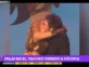Javier Milei besa apasionadamente a Fátima Flórez en el escenario del teatro Roxy, tras la función de la actriz. 