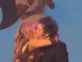 Javier Milei besa apasionadamente a Fátima Flórez en el escenario del teatro Roxy, tras la función de la actriz.