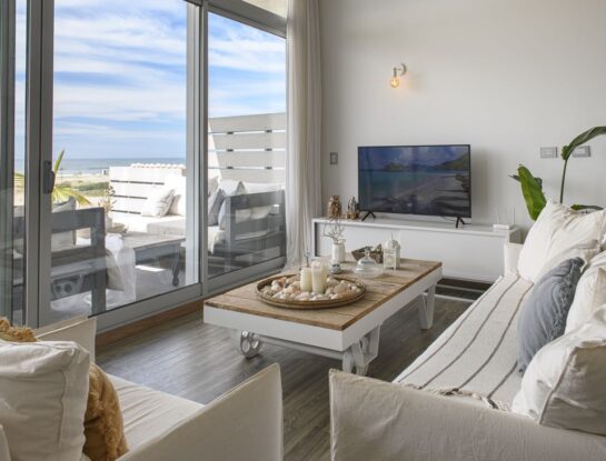 La decoración estilo navy de un refrescante departamento en la playa