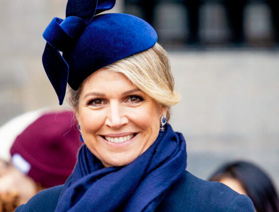 Máxima apostó por un look elegante monocromático con un tapado vintage