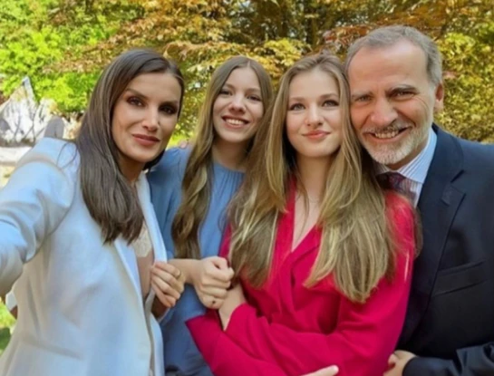 Los sofisticados looks de Letizia, Leonor y Sofía en la tarjeta de Navidad