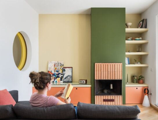 Un departamento moderno y funcional que se anima a los toques de color