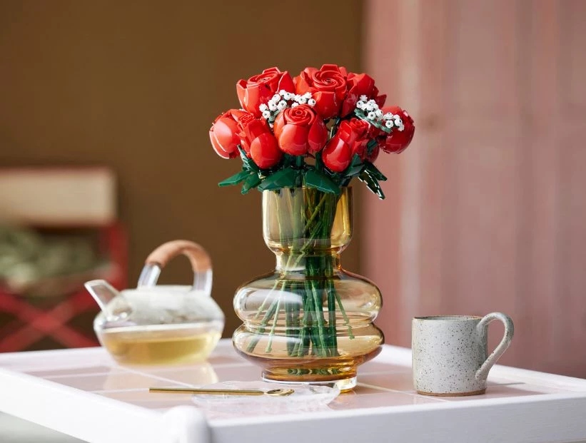 Decoración "de juguete": así es el ramo de rosas rojas que lanzó Lego