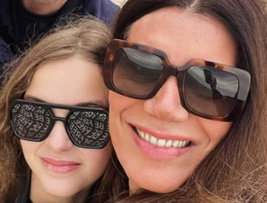 Flor de la V y su hija Isabella con looks en tándem y de fin de semana en la playa