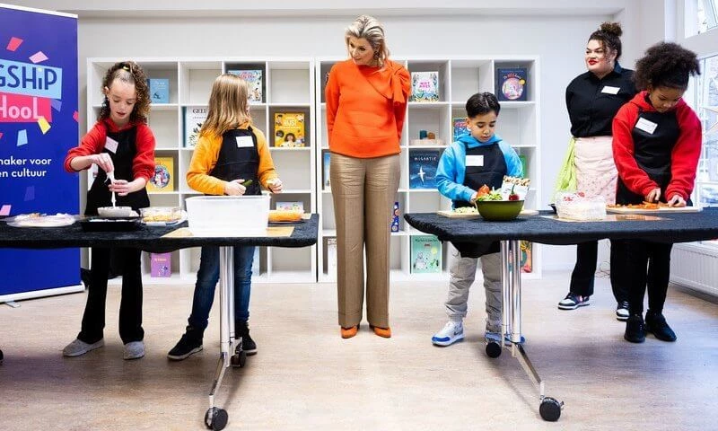 Pantalones palazzo elegidos por Máxima. 