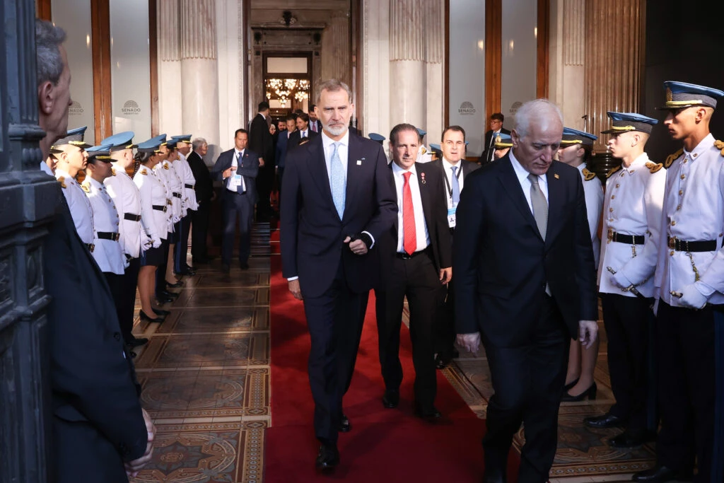 Felipe de Borbón, el rey de España, junto a Javier Milei