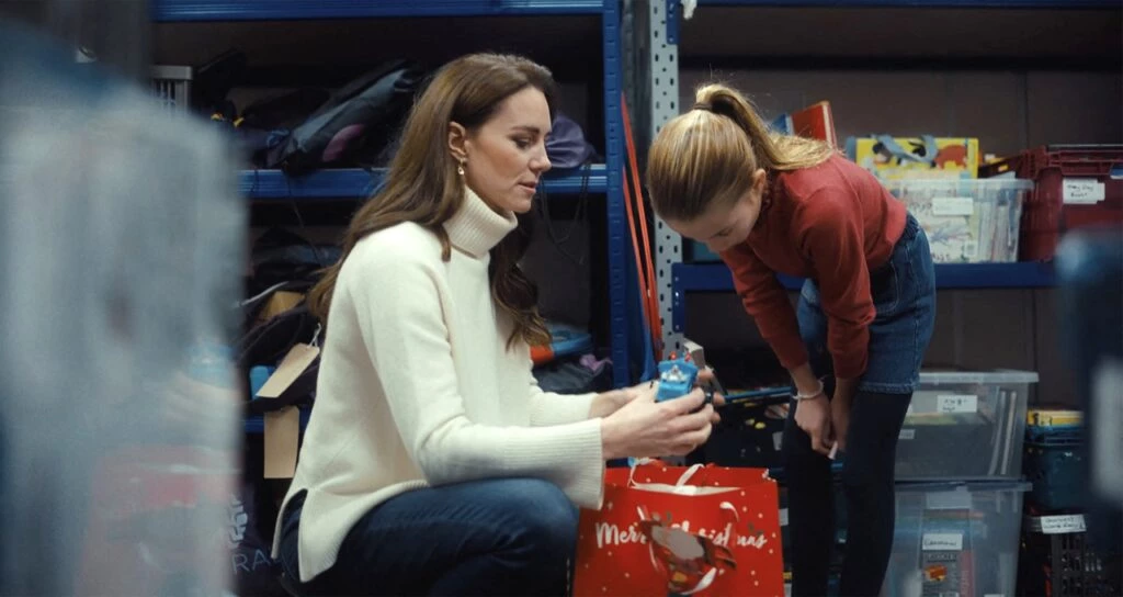 Las tiernas fotos de Kate Middleton y sus hijos en una movida solidaria por la Navidad