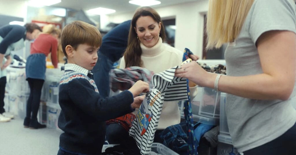 La Princesa de Gales asistió junto a George, Charlotte y Louis a una fundación que recibe juguetes y ropa: hicieron sus donaciones y ayudaron a armar paquetes para ayudar a las familias más necesitadas.