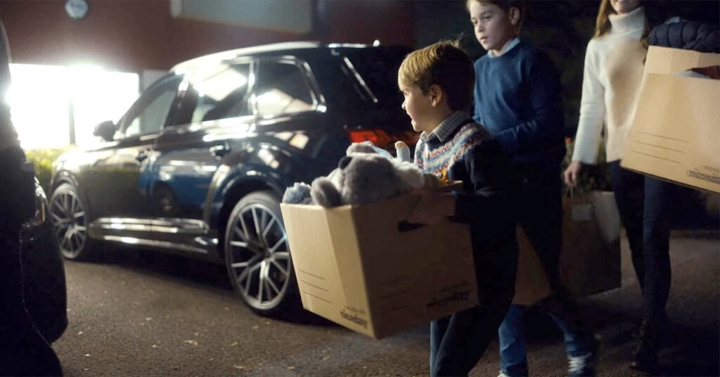 Las tiernas fotos de los hijos de Kate y William ayudando con los regalos de Navidad