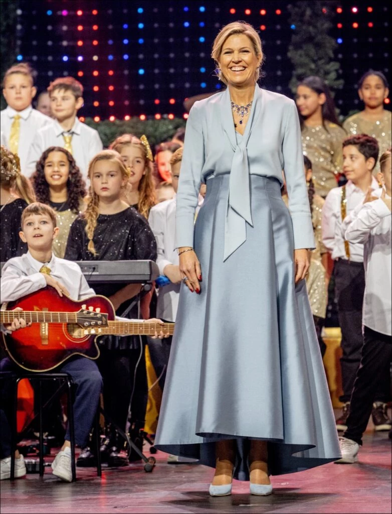 Se especula que tanto los pendientes como su collar están realizados en piedras preciosas azules, como tanzanitas, iolitas o zafiros, engastadas con diamantes y cuarzos lunares que aportan algo más de luminosidad a este conjunto.