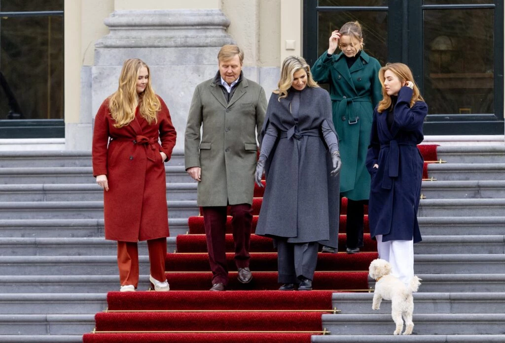 Máxima, Amalia, Alexia y Ariane saben cómo "cancherear" un tapado y se consagran las royal más trendy