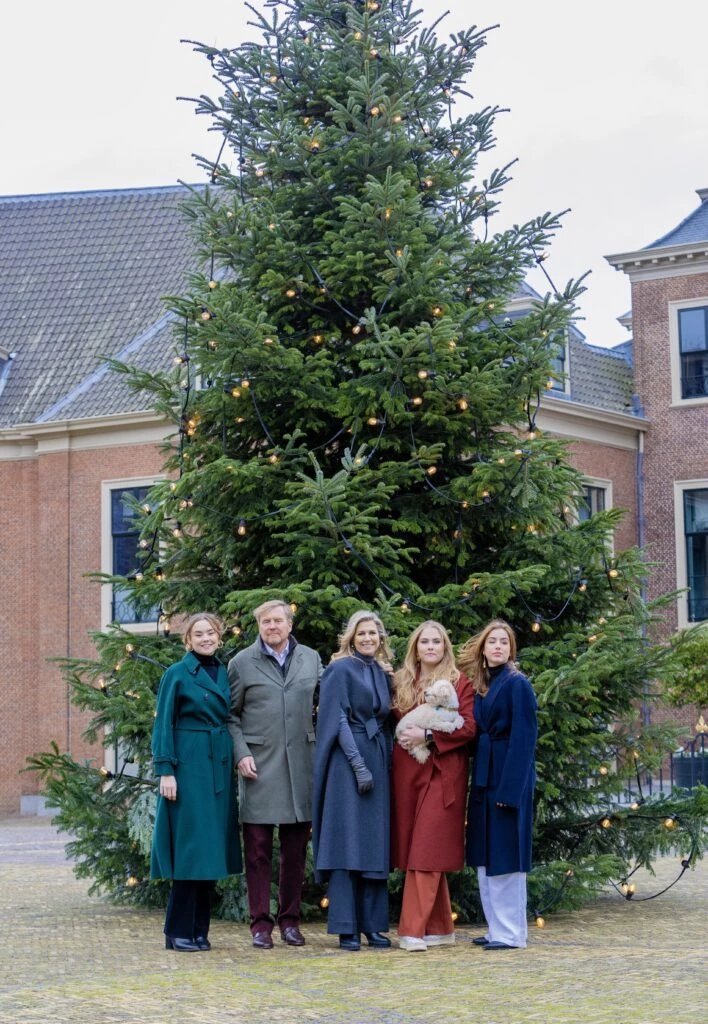 Máxima, Amalia, Alexia y Ariane saben cómo "cancherear" un tapado y se consagran las royal más trendy