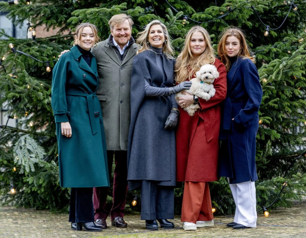 Máxima, Amalia, Alexia y Ariane saben cómo "cancherear" un tapado y se consagran las royal más trendy