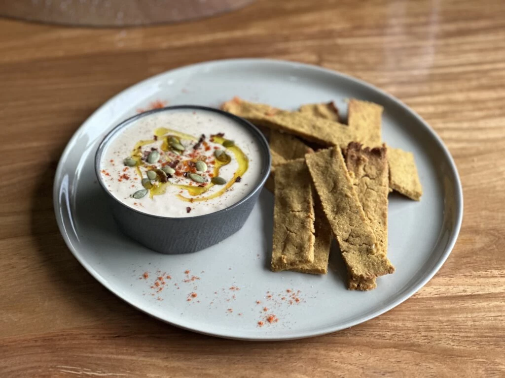 Chalitas proteicas de cúrcuma con crema de tofu