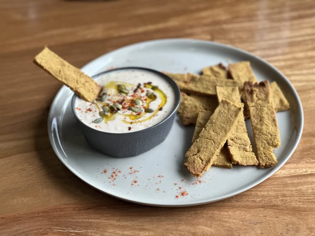 Chalitas proteicas de cúrcuma con crema de tofu