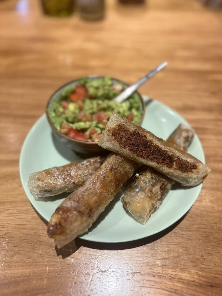 Coliflor y garbanzos crocantes sobre humus de hierbas