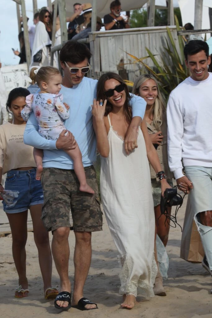 Pampita y familia en Punta del Este. Foto RS Fotos.
