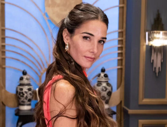 El look barbiecore de Juana Viale en su mesaza del domingo: llevó un diseño de estilo romano en el color que es tendencia