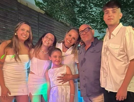De qué vive el hijo de Denise Dumas en Nueva Zelanda