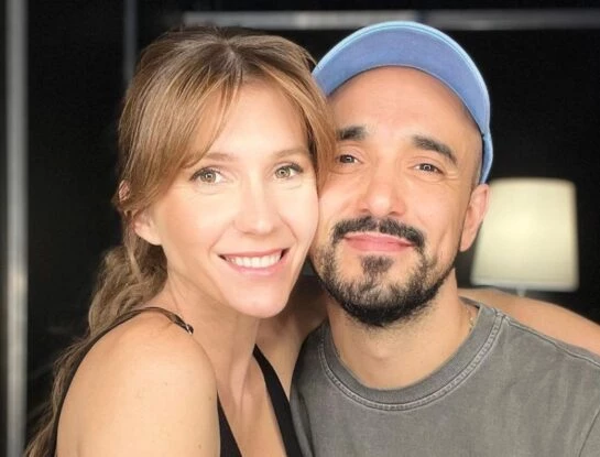 La historia de amor de Abel Pintos y Mora Calabrese: el cantante tuvo que esperar 6 años para iniciar su relación