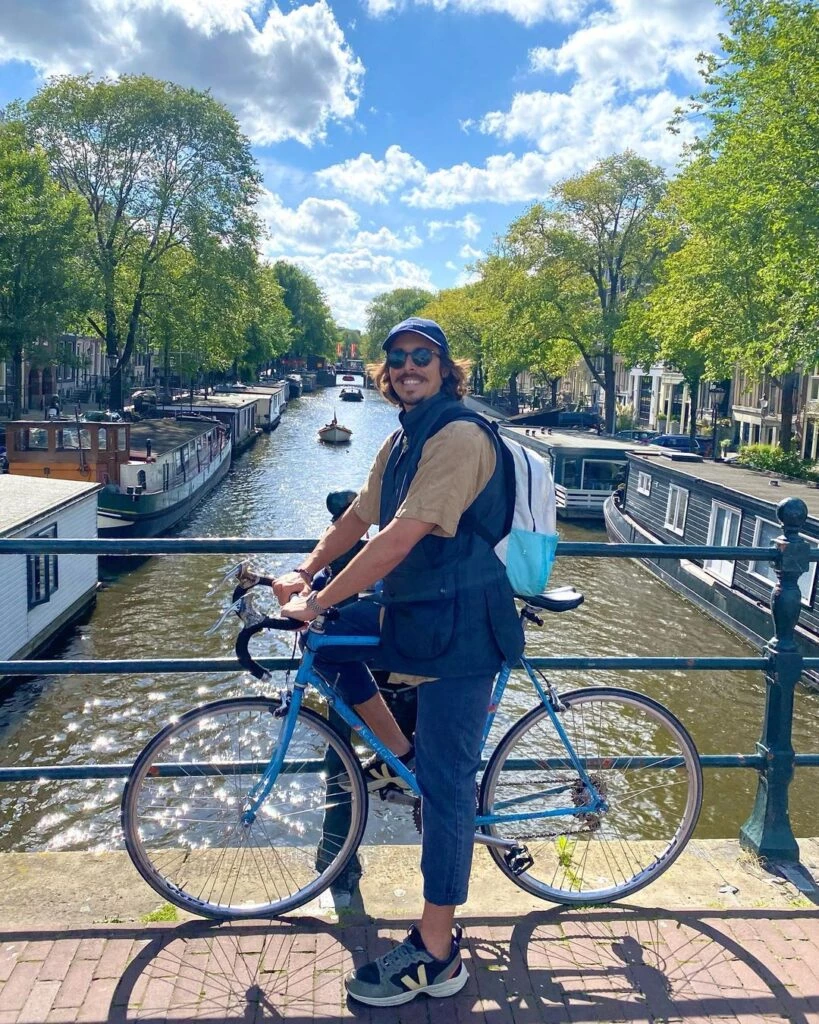 Lucas Corrado, el hijo del galán de telenovelas, se radicó en Amsterdam y la rompe con un emprendimiento