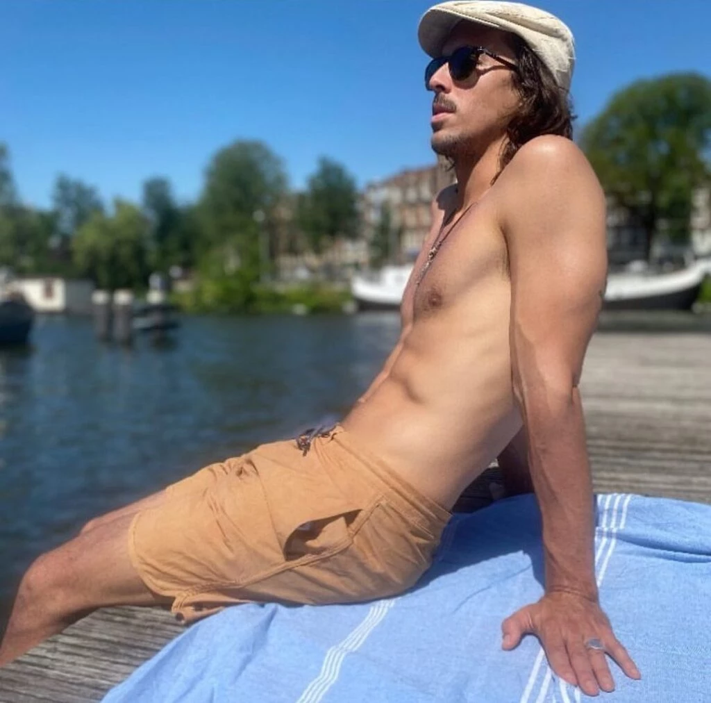 Lucas Corrado, el hijo del galán de telenovelas, se radicó en Amsterdam y la rompe con un emprendimiento