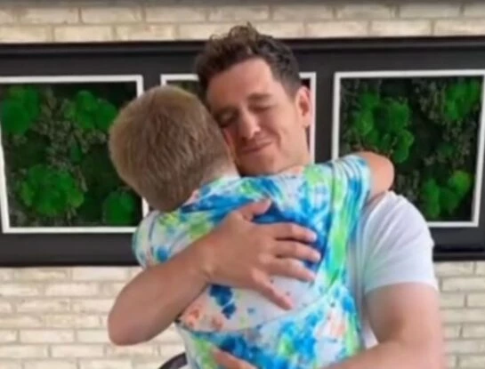 Michael Bublé se quebró al recordar la enfermedad que atravesó su hijo, Noah