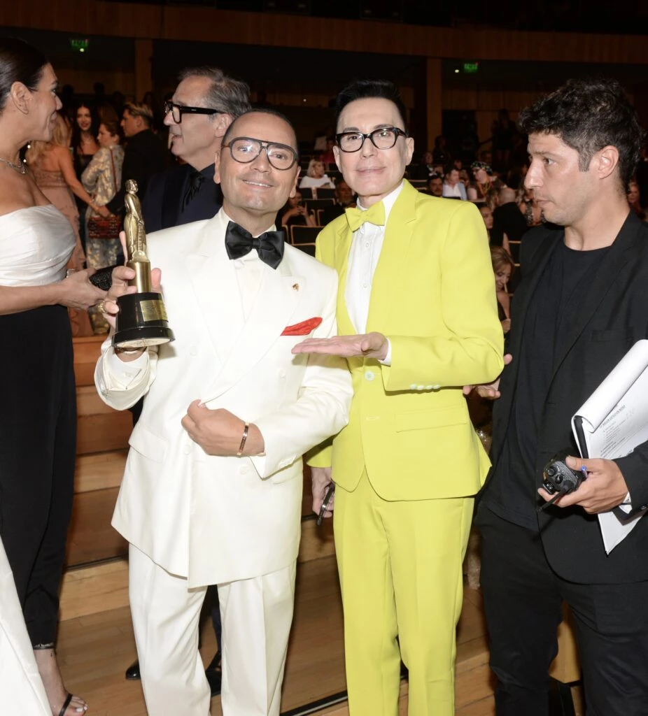 Fabián Medina Flores con su Martín Fierro, posa con Marcelo Polino. Foto RS Fotos