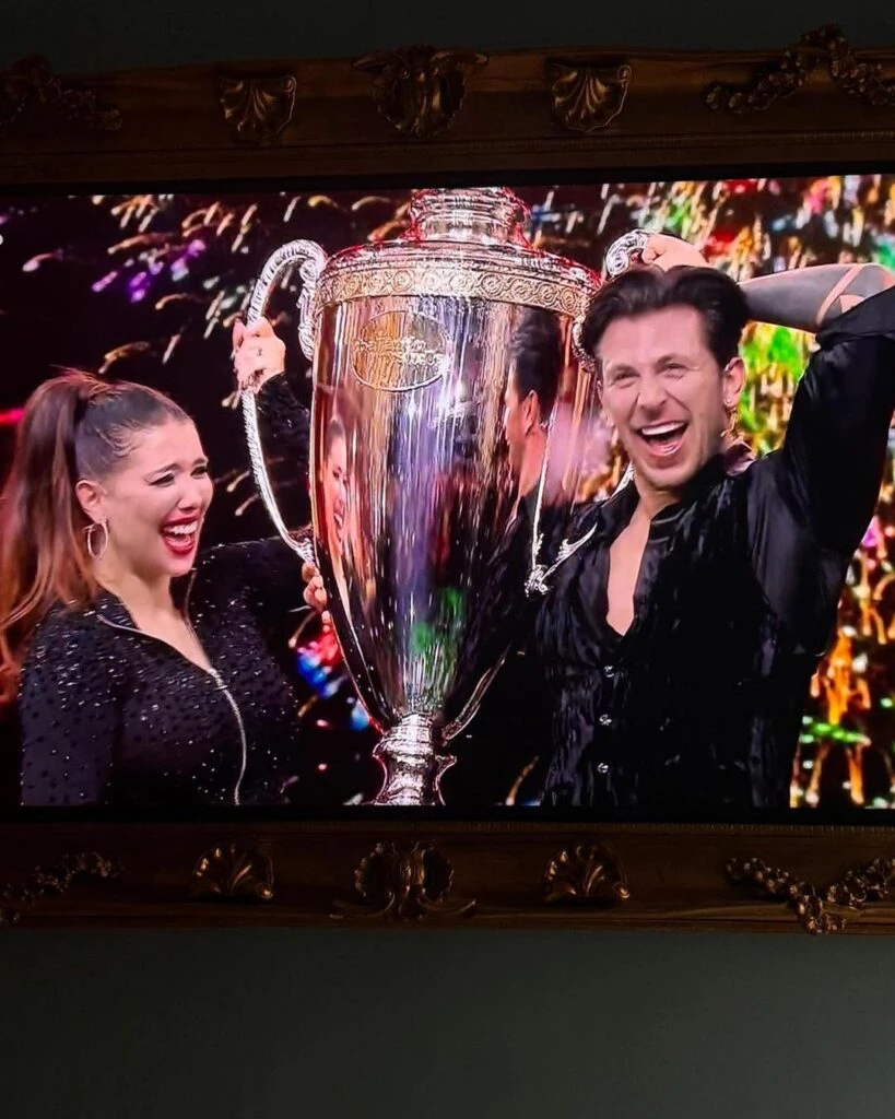 Así levantaba la copa Wanda Nara. Foto: IG.