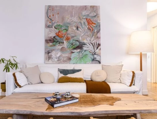 Cálido y moderno: dos departamentos, dos estilos de decoración