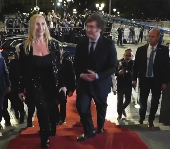 Javier Milei llega al Teatro Colón con Karina, su hermana. Foto: captura de video.