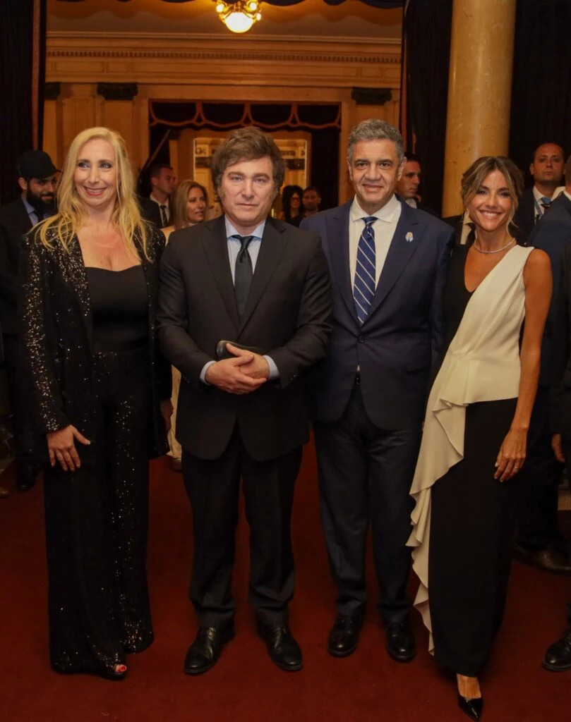 Karina Milei acompañando a su hermano Javier en el Teatro Colón.