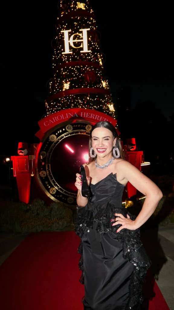 Celeste Cid con vestido midi en negro strapless.