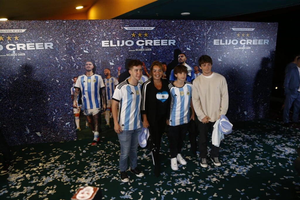 de Claudia Villafañe a Nati J, los looks de los famosos en el estreno de 'Elijo creer'