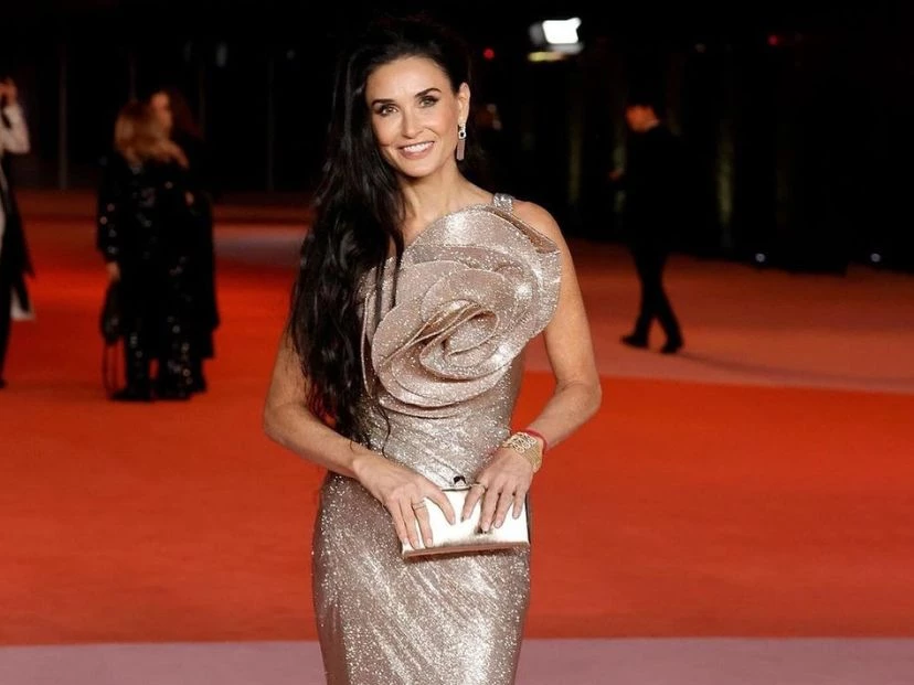 Demi Moore brilló en la Academy Museum Gala con un look que es tendencia para esta temporada de fiestas