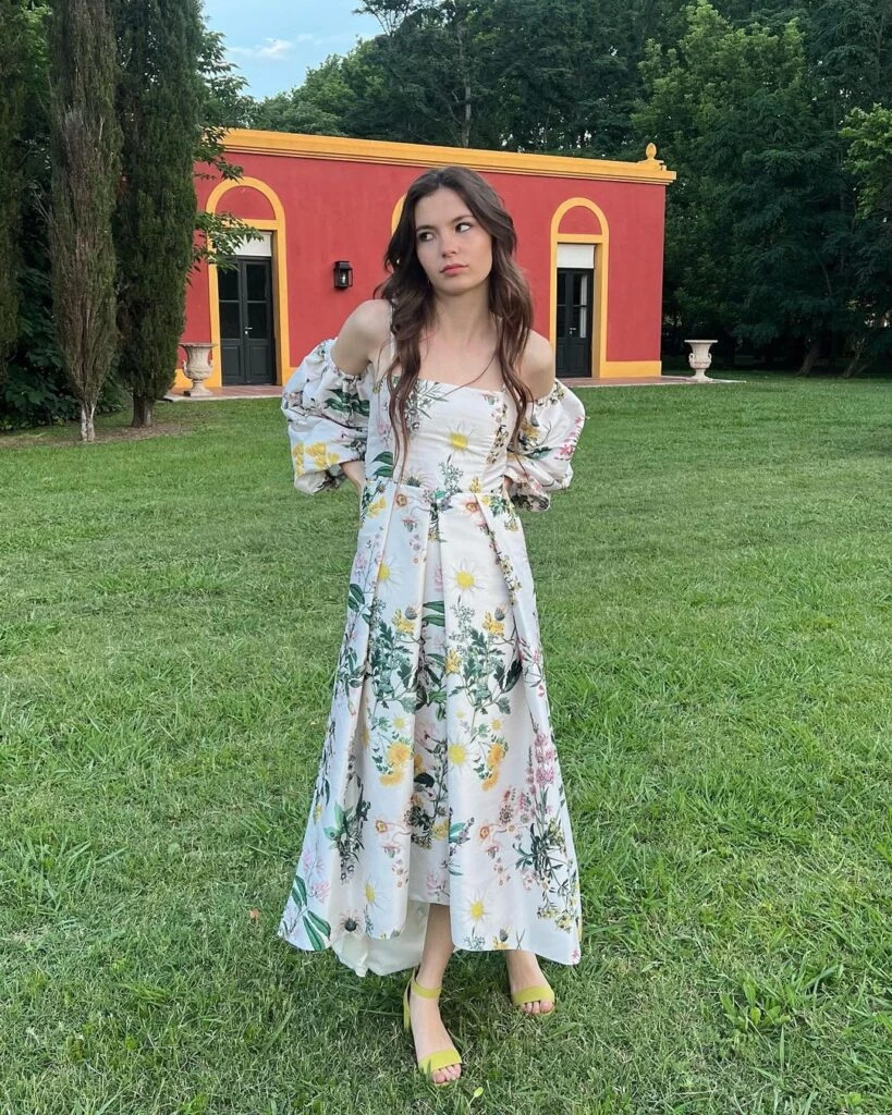 Helena Otamendi con su look para el casamiento de Nicole Neumann