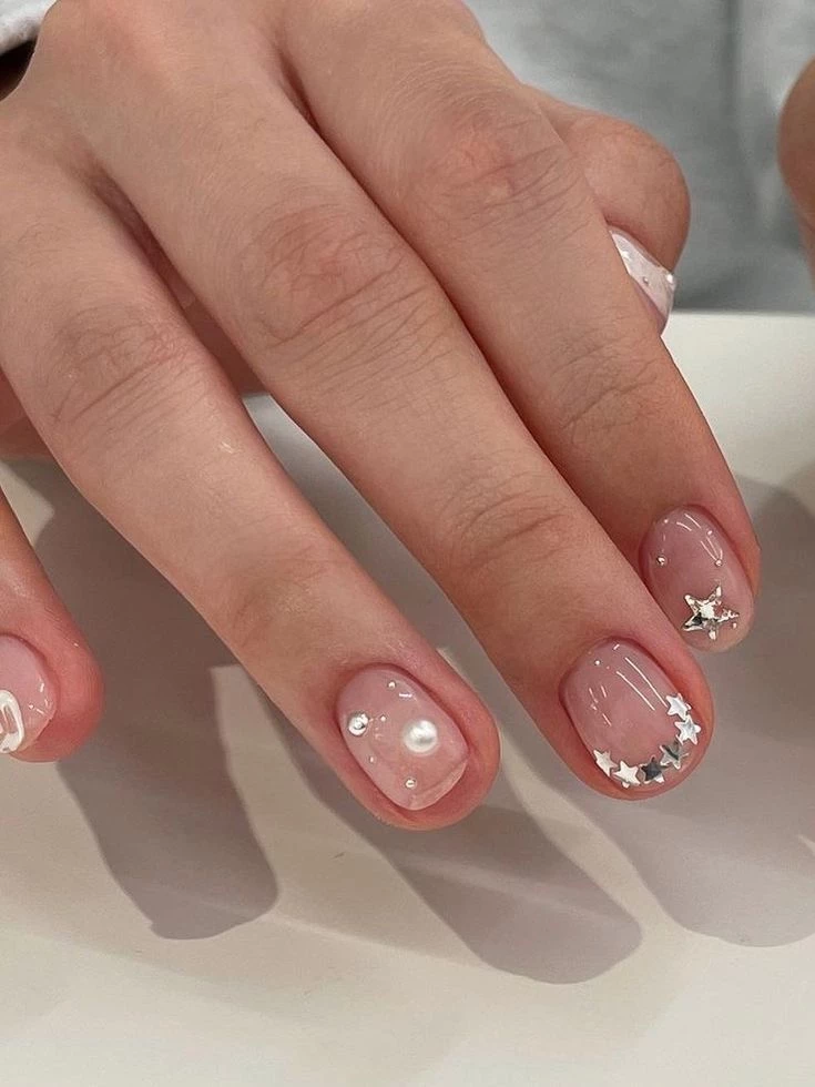 los mejores diseños minimalistas en uñas para las fiestas