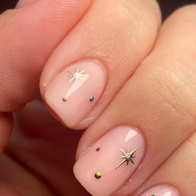 los mejores diseños minimalistas en uñas para las fiestas