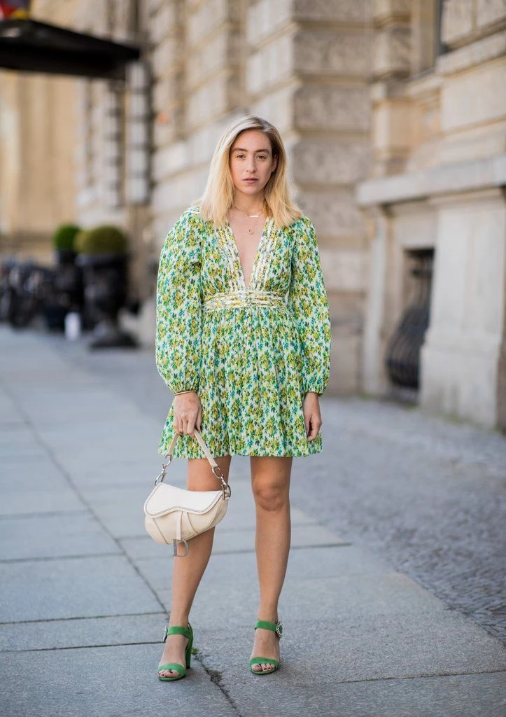 mini vestido + sandalias, el look ideal para estas Fiestas según el street style
