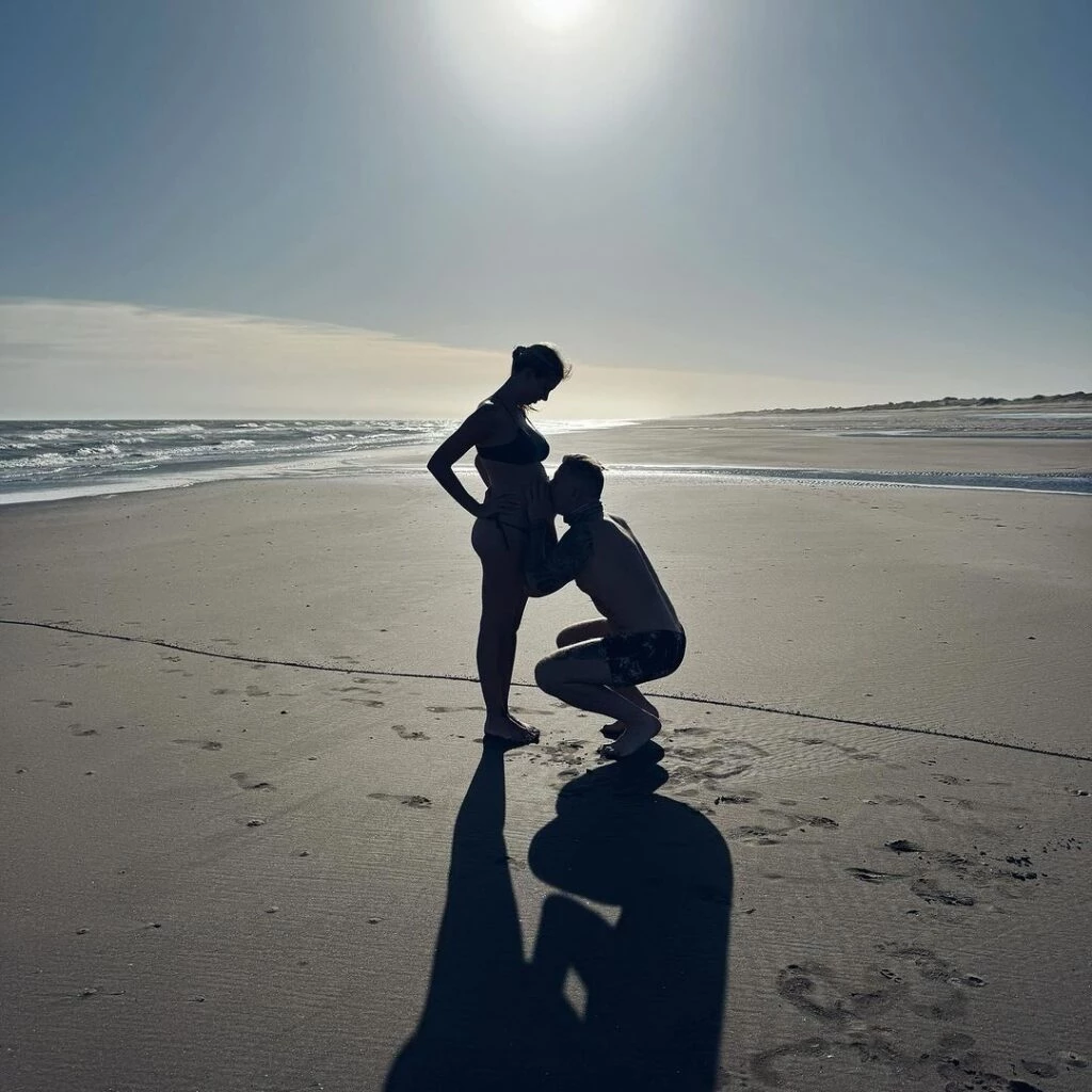 Coni Mosquiera y Alejandro Fantino están de vacaciones en Monte Hermoso.