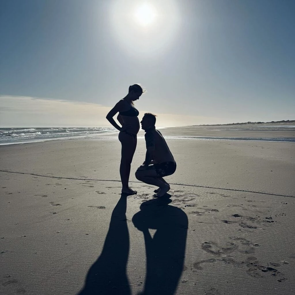 Coni Mosquiera y Alejandro Fantino están de vacaciones en Monte Hermoso.